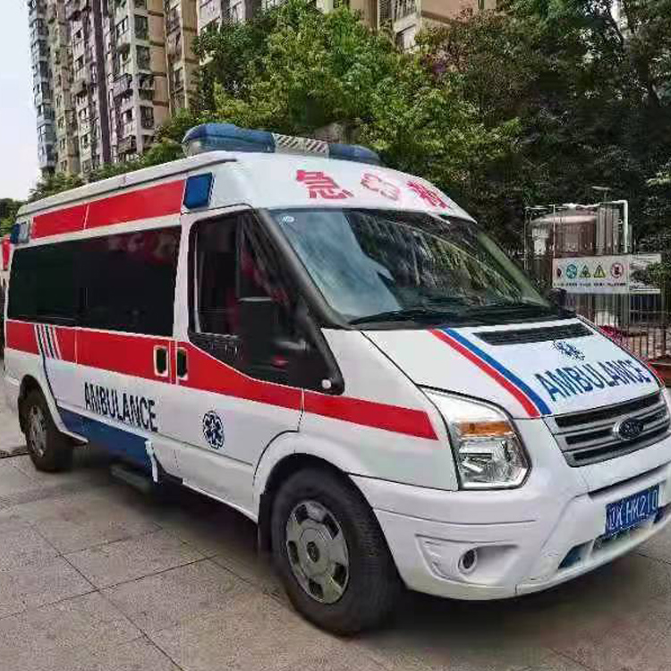 郊区长途救护车护送病人返乡